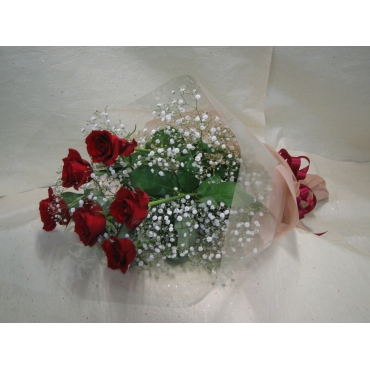 赤バラとカスミソウの花束
